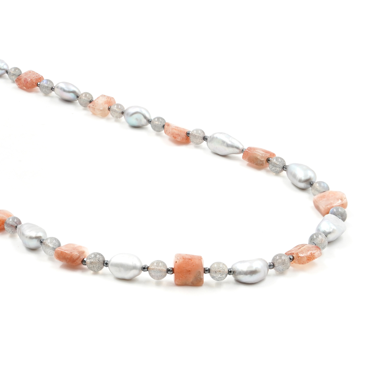 Collana in perla, pietra del Sole, labradorite, chiusura in argento rodiato