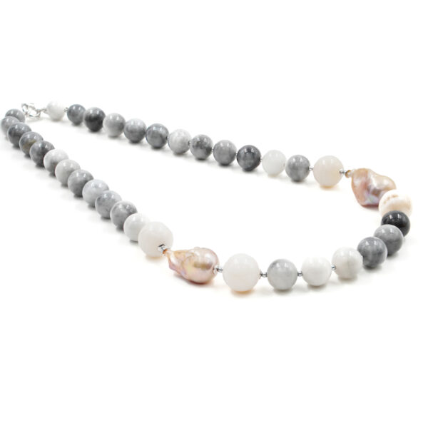 Collana in occhio d'aquila, perla, opale, chiusura in argento rodiato