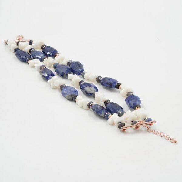 Bracciale in sodalite, corallo, zaffiro, chiusura argento rosè
