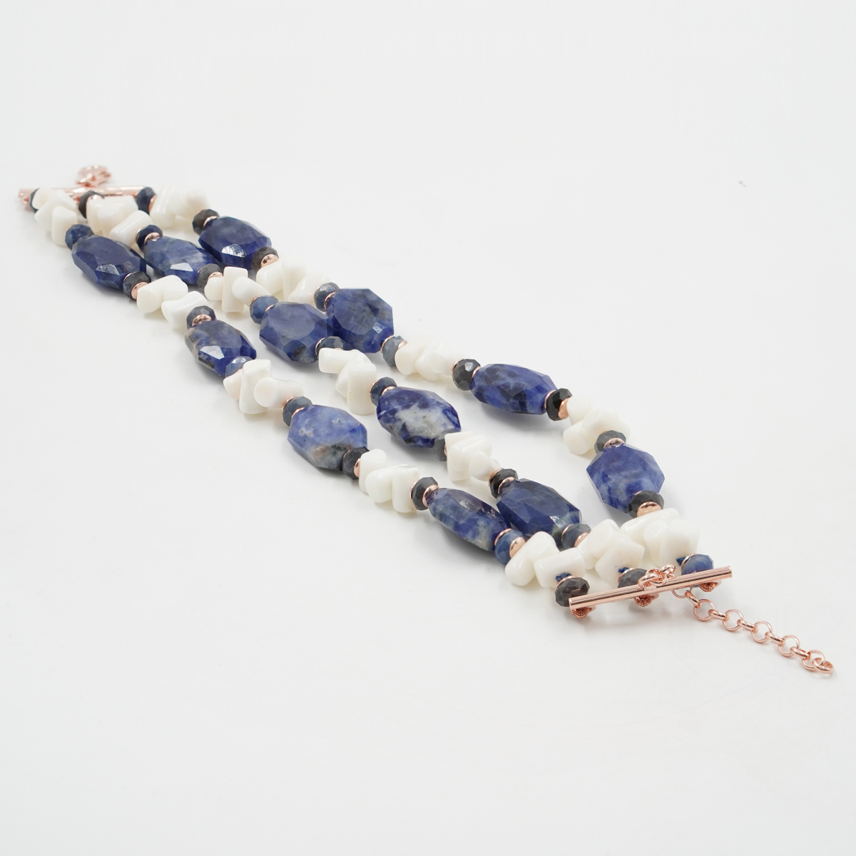 Bracciale in sodalite, corallo, zaffiro, chiusura argento rosè