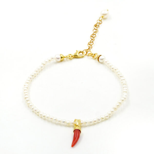 Bracciale in perle, cornetto corallo, chiusura argento dorato