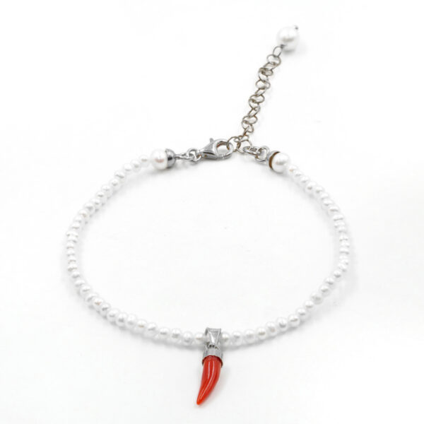 Bracciale in perle, cornetto corallo, chiusura argento rodiato