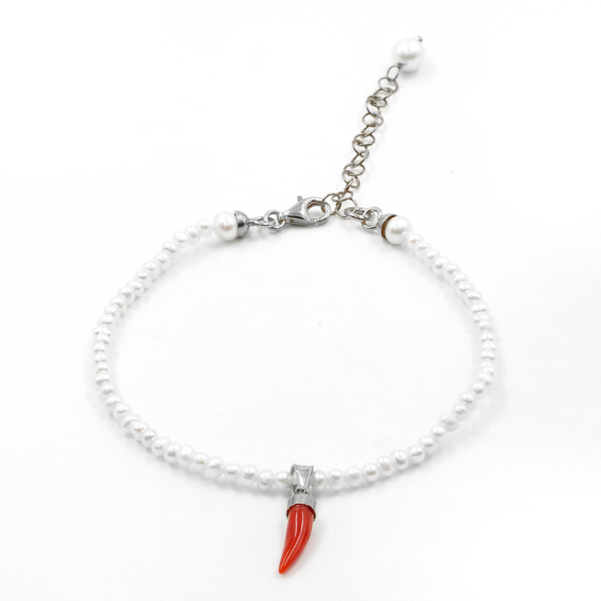 Bracciale in perle, cornetto corallo, chiusura argento rodiato