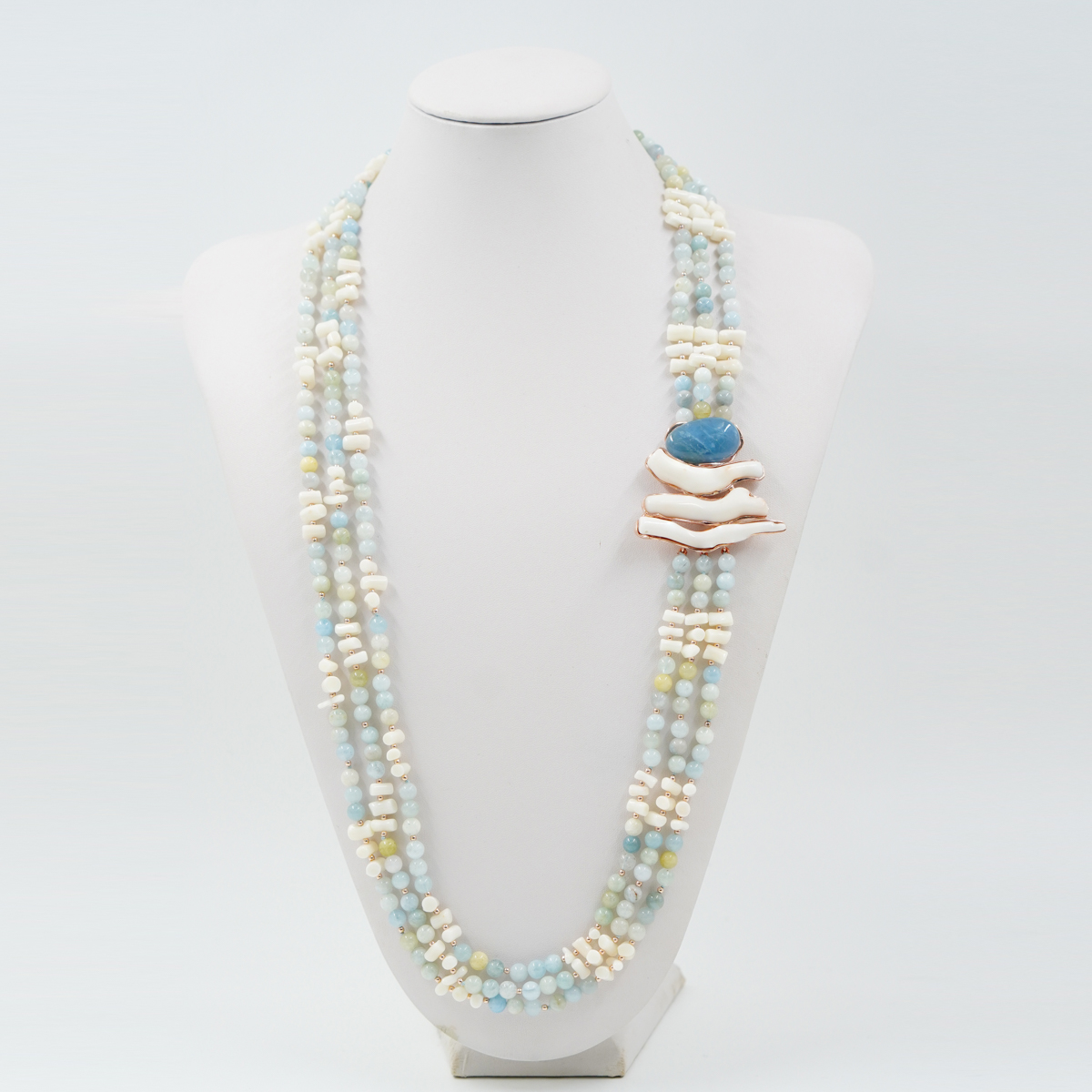 Collana in acquamarina, corallo, chiusura argento rosè