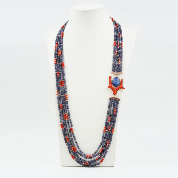 Collana in iolite, corallo, chiusura argento rosè