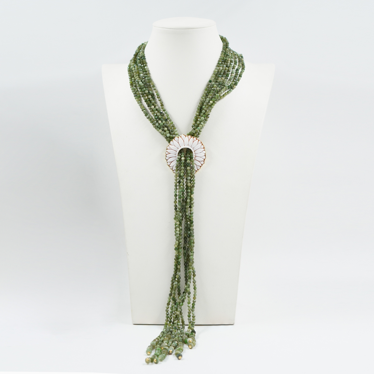 Collana in giada, cammeo con argento dorato