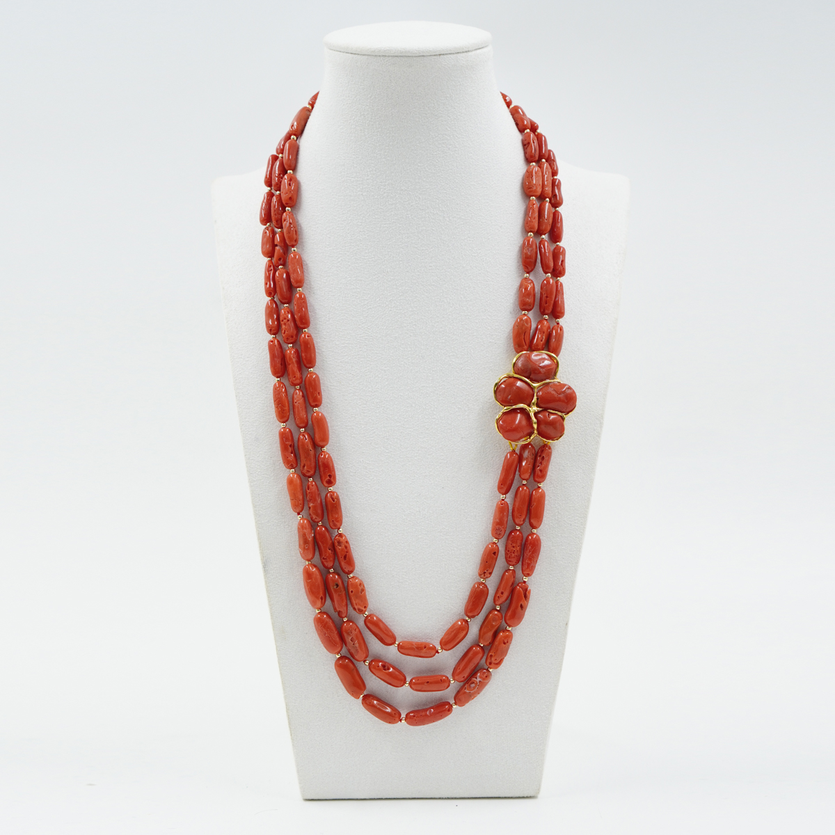 Collana in corallo, chiusura in argento dorato