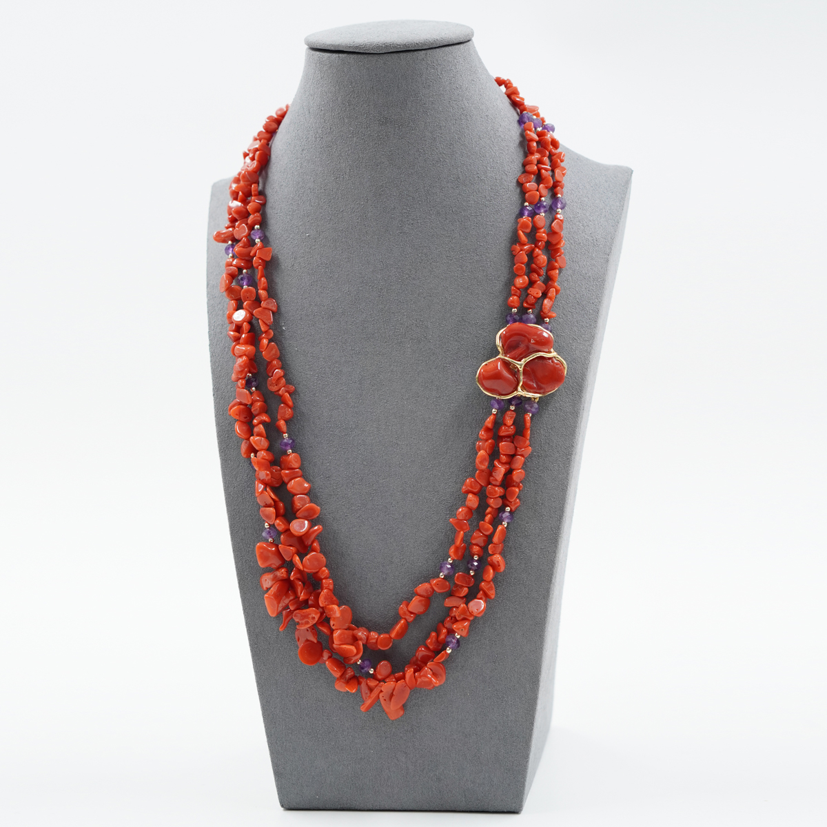 Collana in corallo, ametista, chiusura argento dorato