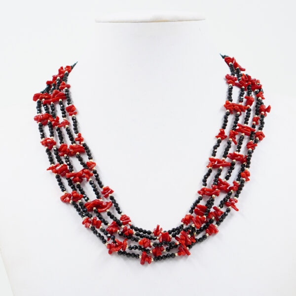 Collana in spinello nero, corallo, chiusura argento dorato