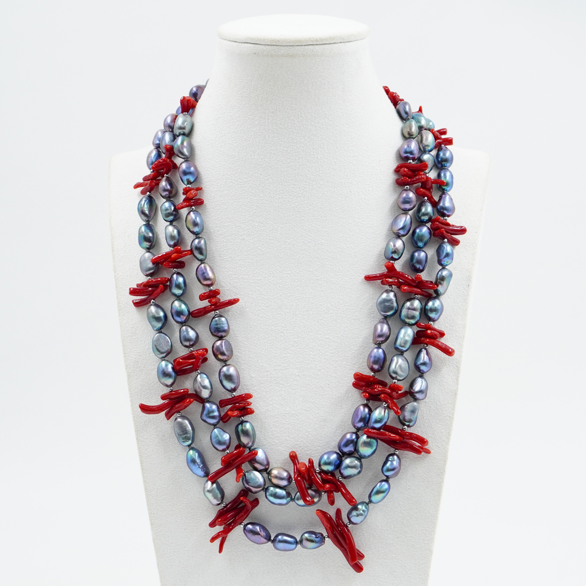 Collana in perle, corallo, chiusura in argento rodiato