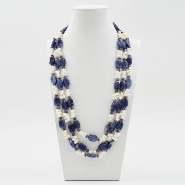 Collana in sodalite, corallo, zaffiro, chiusura argento rosè