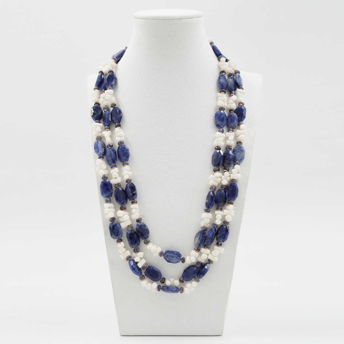 Collana in sodalite, corallo, zaffiro, chiusura argento rosè