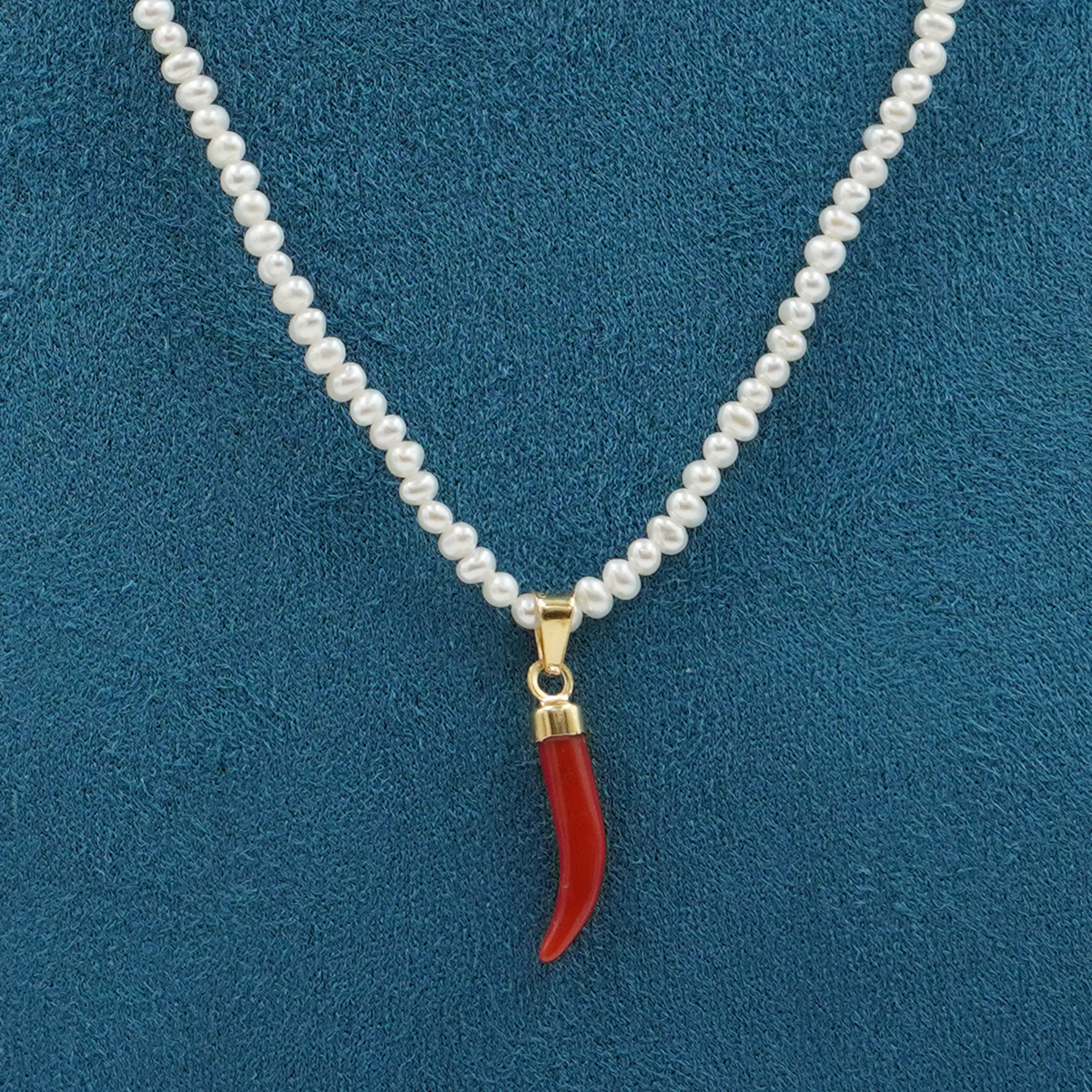 Collana in perle, cornetto corallo, chiusura argento dorato