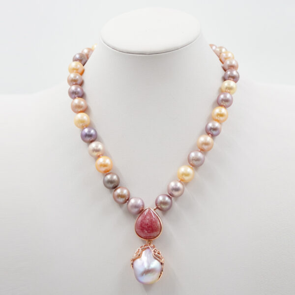 Collana in perle con pendente, chiusura argento rosè