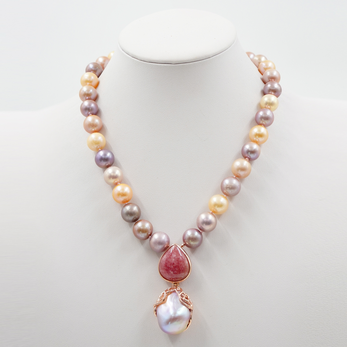 Collana in perle con pendente, chiusura argento rosè