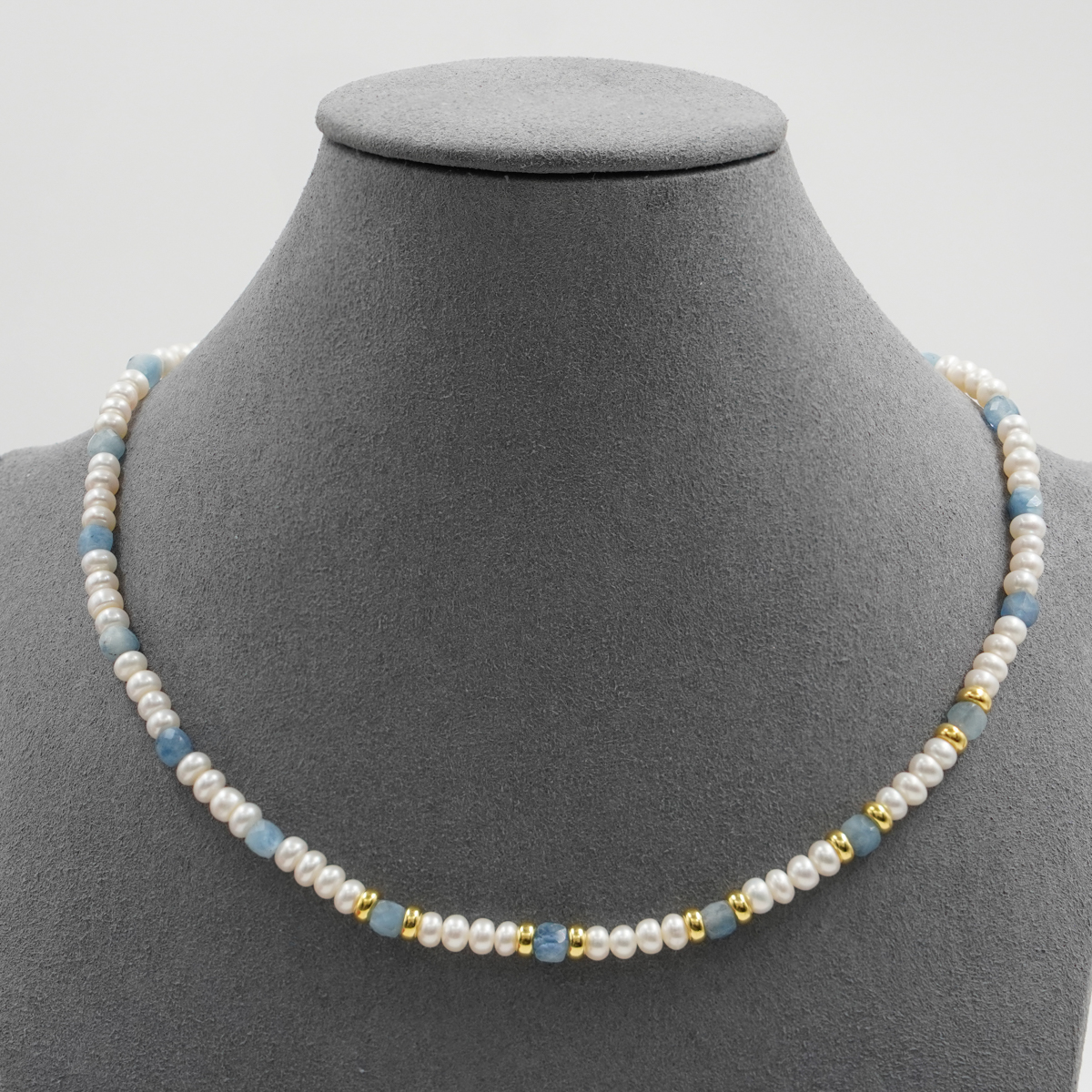 Collana in perle e acquamarina, chiusura argento dorata - immagine 2