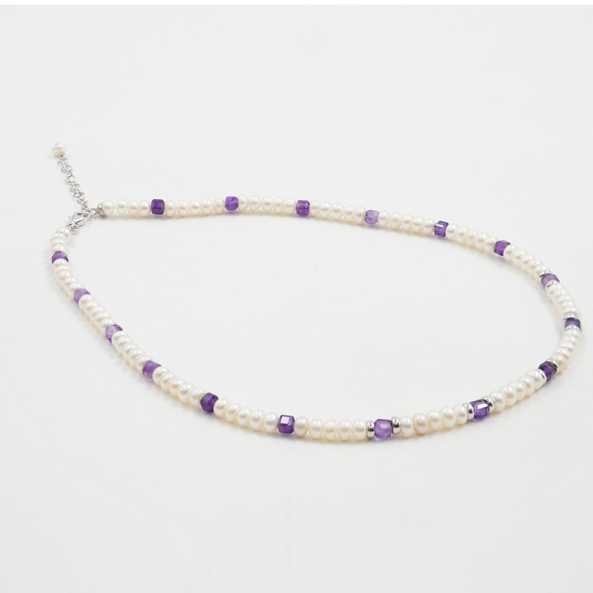 Collana in perle e ametista, chiusura argento rodiato