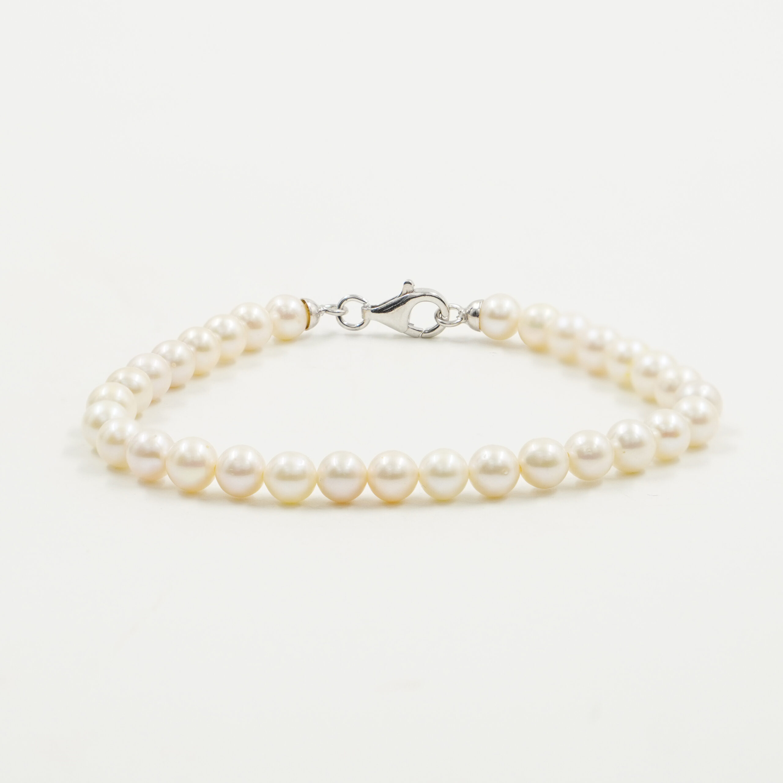 Bracciale perle con chiusura argento rodiato